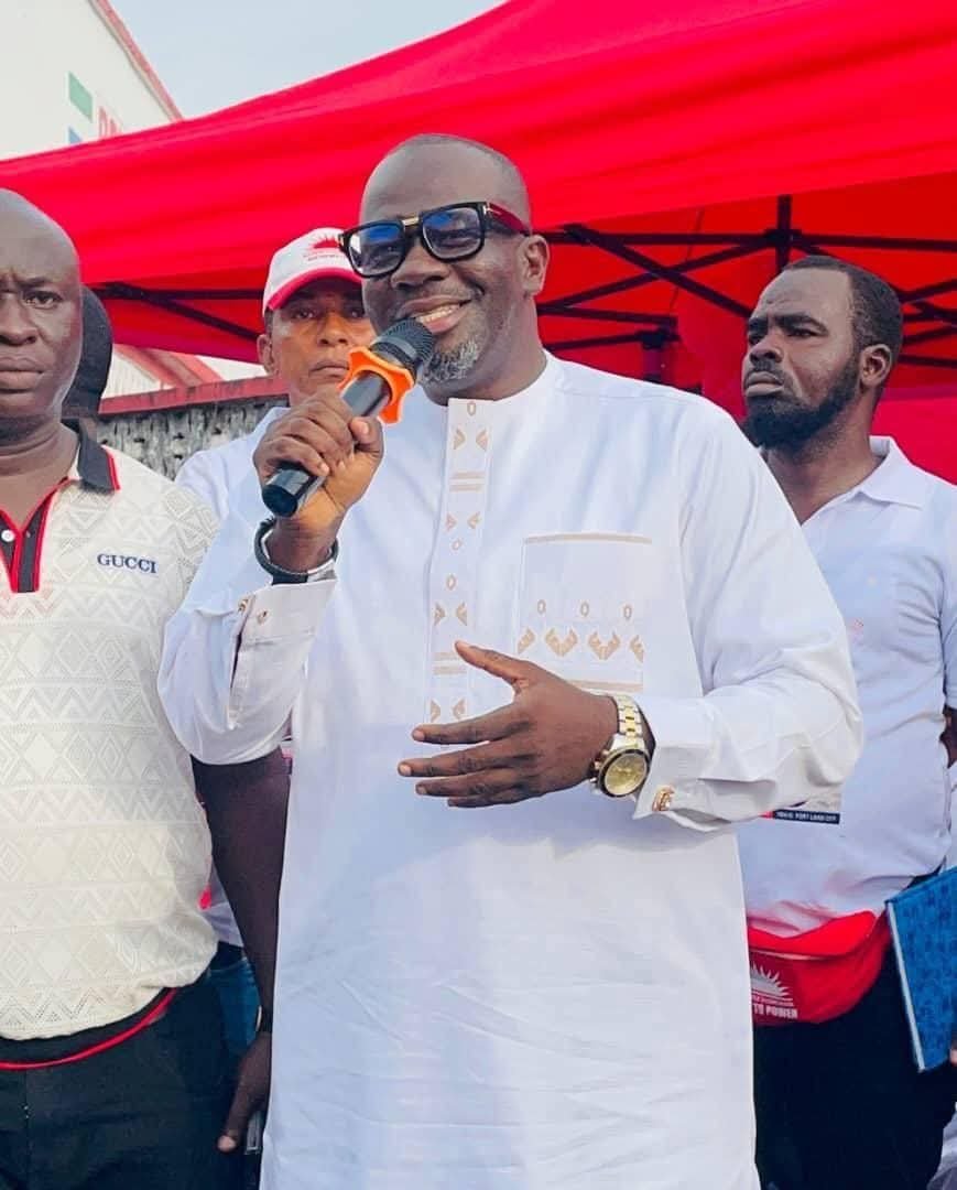 Sorie Sulaiman Sesay addressing supporters at a campaign rally